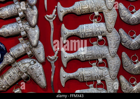 Khanjars souvenir in vendita nei souk Muttrah (Al) Dhalam, Muttrah, Moscato, il sultanato di Oman Foto Stock