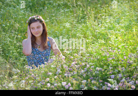 Bella ragazza adolescente per godersi la natura Foto Stock