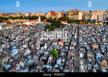 Recoleta cimitero di tombe con "Iglesia del Pilar" chiesa a sfondo. Il quartiere di Recoleta, Buenos Aires, Argentina Foto Stock