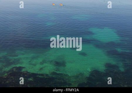 In canoa sul Espalmador Bay, Saint Jean Cap Ferrat, Alpes Maritimes Provence Alpes Côte d'Azur, in Francia, in Europa Foto Stock