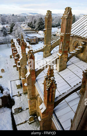 Vista aerea dalla torre campanaria di Melrose Abbey a neve, Scottish Borders, Regno Unito Foto Stock