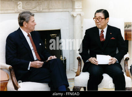 Washington, Distretto di Columbia, Stati Uniti d'America. Xii gen, 2010. Il Presidente degli Stati Uniti Ronald Reagan incontra Shintaro Abe, ex ministro degli Affari Esteri del Giappone nel Ovel ufficio della Casa Bianca su Martedì, 21 Aprile 1987.Mandatory Credit: Pete Souza - White House via CNP © Pete Souza/CNP/ZUMA filo/Alamy Live News Foto Stock