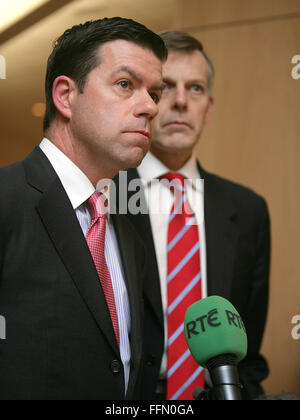 Stati Uniti Economica Speciale inviato in Irlanda del Nord, Declan Kelly, (L) si ferma al di fuori con la regina il presidente e Vice-Chance Foto Stock