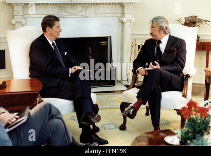 Washington, Distretto di Columbia, Stati Uniti d'America. Xi gen, 2010. Il Presidente degli Stati Uniti Ronald Reagan incontra il presidente eletto Leon Febres Cordero di Ecuador nell'Ufficio Ovale della Casa Bianca di Washington, DC martedì, 26 giugno 1984.Mandatory Credit: Mary Anne Fackelman - White House via CNP © Mary Anne Fackelman/CNP/ZUMA filo/Alamy Live News Foto Stock