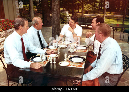 11 gennaio 2010 - Thurmont, Maryland, Stati Uniti d'America - il Presidente degli Stati Uniti Ronald Reagan ha pranzo incontro con (da sinistra a destra) capo del personale della Casa Bianca di James Baker III, il Segretario di Stato, George Shultz, William Clark ed Ed Meese a Camp David, vicino Thurmont, Maryland il Sabato, 26 giugno 1982. .Credito: Michael Evans - White House via CNP (credito Immagine: © Michael Evans/CNP via ZUMA filo) Foto Stock