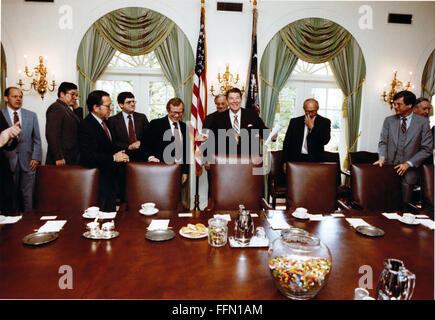 Gen 12, 2010 - Washington, Distretto di Columbia, Stati Uniti d'America - il Presidente degli Stati Uniti Ronald Reagan si incontra con il repubblicano Congressional Leadership in Cabinet Room della Casa Bianca di Washington, DC martedì, 28 aprile 1981. In piedi da sinistra a destra: non identificato non identificato;; U.S. Della maggioranza del senato frusta Ted Stevens (Repubblicano dell'Alaska); Vice Assistente del Presidente per gli affari legislativi Ken Duberstein; U.S. Il leader della maggioranza del senato Howard Baker (Repubblicano del Tennessee); unidentified; il Presidente Reagan; U.S. Casa leader della minoranza di Robert Michel (repubblicano di IO Foto Stock