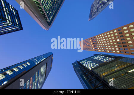 Un basso ampio angolo di visualizzazione consente di acquisire molti dei nuovi grattacieli di Shiodome business complex stretching in un cielo crepuscolo vicino Foto Stock