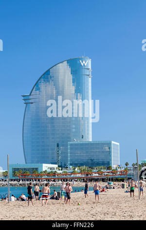 Il W Barcelona hotel e la spiaggia di Barceloneta, Barcellona, in Catalogna, Spagna. Foto Stock