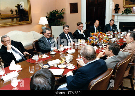 Gen. 10, 2010 - Washington, Distretto di Columbia, Stati Uniti d'America - il Presidente degli Stati Uniti Ronald Reagan si incontra con gli esperti sovietici e lo staff senior per il pranzo nella sala Roosevelt della Casa Bianca di Washington, DC il mercoledì 11 maggio, 1988. Seduto, in senso orario da sinistra sono: U.S. Il senatore Howard H. Baker, Jr., Capo del Personale della Casa Bianca; la dott.ssa Seweryn Bialer, Columbia University; il Presidente Reagan; la dott.ssa Adam Ulam, Harvard University; John Negroponte, Vice National Security Advisor; la dott.ssa Frederick Starr, Oberlin College; Dr. Maurice Friedburg, Università di Illinois; Tom Griscom, Co Foto Stock