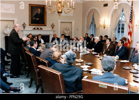 7 gennaio 2010 - Washington, Distretto di Columbia, Stati Uniti d'America - Stati Uniti Segretario di Stato George Shultz, sinistra, mutandine un gruppo bipartisan di i leader del Congresso nel Cabinet Room venerdì 4 gennaio, 1985. Da destra sono: Senato degli Stati Uniti di leader della minoranza Robert Byrd (Democratico del West Virginia); Stati Uniti Il leader della maggioranza del Senato Robert Dole (Repubblicano del Kansas); il Presidente Reagan; altoparlante della Camera dei rappresentanti degli Stati Uniti Thomas P. ''Punta'' O'Neill (democratico del Massachusetts); Stati Uniti House Leader della minoranza di Robert Michel (repubblicano di Illinois); Foto Stock