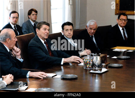 Washington, Distretto di Columbia, Stati Uniti d'America. 22 Novembre, 2009. Il Presidente degli Stati Uniti Ronald Reagan si incontra con i membri della delegazione di Ginevra nel Cabinet Room della casa bianca a Washington DC su Mercoledì, 16 gennaio 1985.Â da sinistra sono: U.S. Il segretario di Stato George Shultz; il Presidente Reagan; U.S. Il Segretario della Difesa Caspar Weinberger; Ambasciatore Paul Nitze; e Ambasciatore Edward Rowny.Mandatory Credit: Bill Fitz-Patrick - White House via CNP © Bill Fitz-Patrick/CNP/ZUMA filo/Alamy Live News Foto Stock