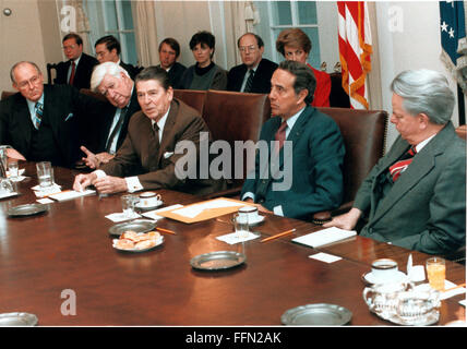 7 gennaio 2010 - Washington, Distretto di Columbia, Stati Uniti d'America - il Presidente degli Stati Uniti Ronald Reagan si incontra con un bi-gruppo partigiano di i leader del Congresso nel Cabinet Room della Casa Bianca di Washington, DC il Venerdì, 4 gennaio 1985. Da sinistra sono: Stati Uniti House Leader della minoranza di Robert Michel (repubblicano di Illinois); altoparlante della Camera dei rappresentanti degli Stati Uniti Thomas P. ''Punta'' O'Neill (democratico del Massachusetts); il Presidente; Stati Uniti Il leader della maggioranza del Senato Robert Dole (Repubblicano del Kansas); e il senato degli Stati Uniti di leader della minoranza Robert Byrd ( Foto Stock