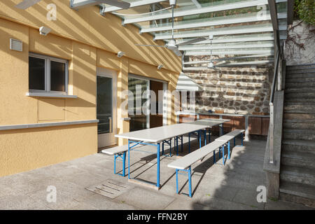 Architettura, veranda attrezzata con tavolo e panchine, esterno Foto Stock