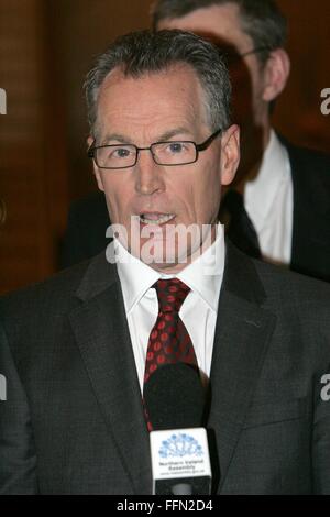 Gerard 'Gerry' Kelly (Irish: Gearóid Ó Ceallaigh, nato il 5 aprile 1953) è un irlandese il candidato repubblicano e provvisorio ex esercito repubblicano irlandese (IRA) volontario che ha svolto un ruolo di primo piano nei negoziati che hanno portato all' accordo del Venerdì Santo il 10 aprile 1998. Egli è attualmente un membro del Sinn Féin's Ard Chomhairle (Esecutivo nazionale) e un membro dell'Assemblea dell'Irlanda del Nord (MLA) per Belfast nord. Foto Stock