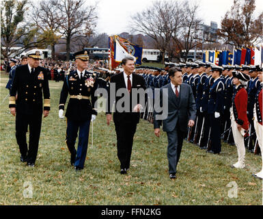 11 gennaio 2010 - Washington, Distretto di Columbia, Stati Uniti d'America - il Presidente degli Stati Uniti, Ronald Reagan, centro destra, U.S. Il Segretario della Difesa Caspar Weinberger, destra e U.S. Navy Ammiraglio William J. Crowe, Jr., Presidente del Comune di capi di Stato Maggiore, a sinistra sono mostrati Trouping la linea scortato dal colonnello James F. Hennessee, Commander, 3° U.S. Fanteria, centro a sinistra, al Pentagono a Washington, DC Martedì, Novembre 17, 1987. In precedenza il Presidente ha parlato a una cerimonia di congedo ospitato dall'Ammiraglio Crowe onorando Segretario Weinberger. Weinberger si è aggiudicato il mi presidenziale Foto Stock