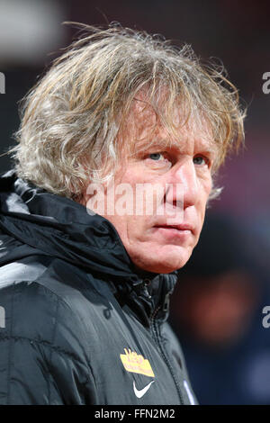 Norimberga, Germania. 15 Feb, 2016. Bochum il capo allenatore Gertjan Verbeek presso il tedesco della seconda divisione della Bundesliga partita di calcio tra 1. FC Norimberga e VfL Bochum a Grundig Stadion di Norimberga, Germania, 15 febbraio 2016. Foto: DANIEL KARMANN/dpa/Alamy Live News Foto Stock