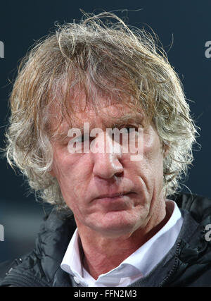 Norimberga, Germania. 15 Feb, 2016. Bochum il capo allenatore Gertjan Verbeek presso il tedesco della seconda divisione della Bundesliga partita di calcio tra 1. FC Norimberga e VfL Bochum a Grundig Stadion di Norimberga, Germania, 15 febbraio 2016. Foto: DANIEL KARMANN/dpa/Alamy Live News Foto Stock