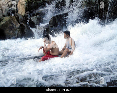 Rodriguez, Filippine. Xvi Feb, 2016. Filippini fare una nuotata all'smantellata Wawa diga in comune di Rodriguez, Rizal provincia, a est di Manila, Filippine. Secondo lo stato filippino meteo bureau, intorno 30 province potrebbero sperimentare la siccità il prossimo marzo, e si è visto ad intensificare in aprile, con il suo picco aspetta di colpire nel maggio e la si vede a incidere una stima di 54 province del paese. © Paolo Pizzi/Pacific Press/Alamy Live News Foto Stock