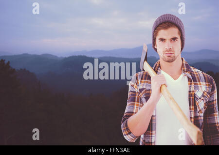 Immagine composita del ritratto di hipster holding ax sullo spallamento Foto Stock