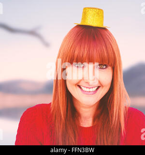 Immagine composita di sorridere hipster donna con cappello di partito Foto Stock