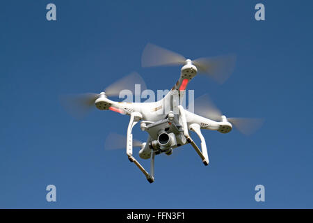 Un fantoccio DJI 3 Professional quadcopter (a cui spesso viene fatto riferimento come un drone) Foto Stock