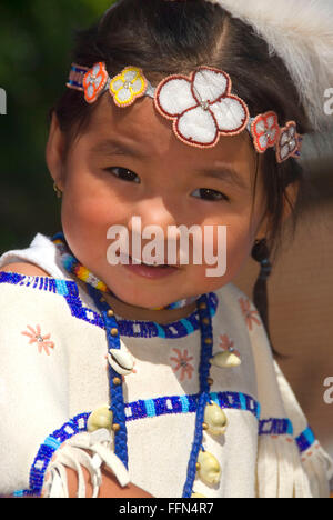 Bambino in regalia, Pi-Ume-Sha trattato giorni Parade, Warm Springs Indian Reservation, Oregon Foto Stock