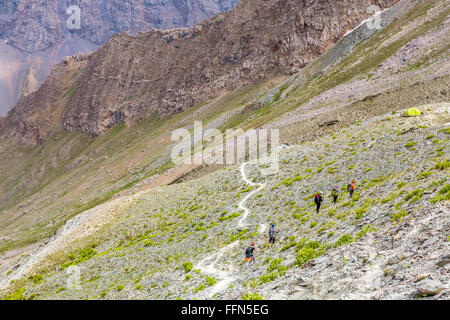 White sentiero di montagna e il gruppo di escursionisti Foto Stock