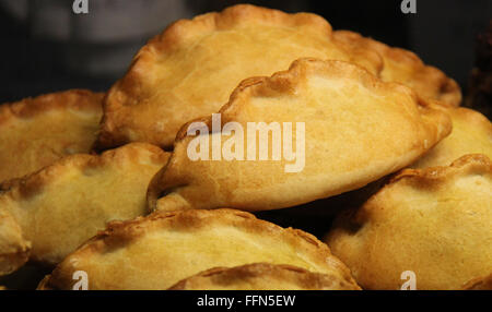 Un display di pane appena sfornato Cornish Pasties. Foto Stock