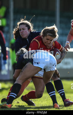 14.02.16 - Galles v Scozia - Donne RBS 6 Nazioni 2016 - Adi Taviner del Galles è affrontato Foto Stock