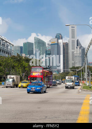 Nella città di Singapore su una strada con il quartiere centrale degli affari (CBD) sullo sfondo Foto Stock