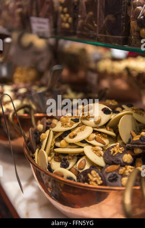 Cioccolatini belgi sul display in un negozio di cioccolato a Bruxelles, Belgio, Europa Foto Stock