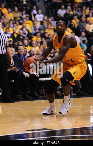 Wichita, Kansas, Stati Uniti d'America. 15 Feb, 2016. Wichita State Shockers avanti Zach marrone (1) gestisce la sfera durante il NCAA pallacanestro tra il nuovo Stato del Messico Aggies e Wichita State Shockers a Charles Koch Arena di Wichita, Kansas. Kendall Shaw/CSM/Alamy Live News Foto Stock