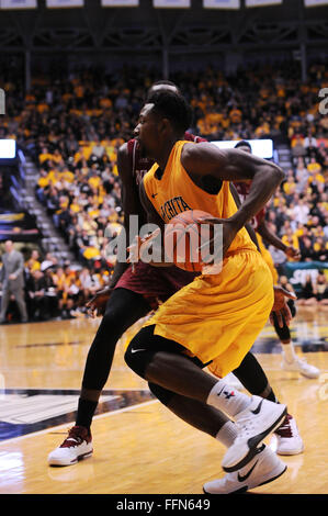 Wichita, Kansas, Stati Uniti d'America. 15 Feb, 2016. Wichita State Shockers avanti Zach marrone (1) rigidi per il cestello durante il NCAA pallacanestro tra il nuovo Stato del Messico Aggies e Wichita State Shockers a Charles Koch Arena di Wichita, Kansas. Kendall Shaw/CSM/Alamy Live News Foto Stock