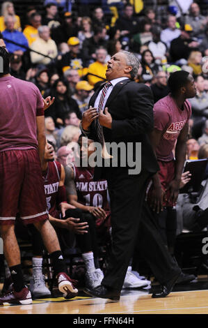 Wichita, Kansas, Stati Uniti d'America. 15 Feb, 2016. Stato del New Mexico Aggies head coach Marvin Menzies non riescono a credere alla chiamata durante il NCAA pallacanestro tra il nuovo Stato del Messico Aggies e Wichita State Shockers a Charles Koch Arena di Wichita, Kansas. Kendall Shaw/CSM/Alamy Live News Foto Stock