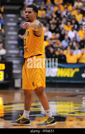 Wichita, Kansas, Stati Uniti d'America. 15 Feb, 2016. Wichita State Shockers guard Fred VanVleet (23) in azione durante il NCAA pallacanestro tra il nuovo Stato del Messico Aggies e Wichita State Shockers a Charles Koch Arena di Wichita, Kansas. Kendall Shaw/CSM/Alamy Live News Foto Stock