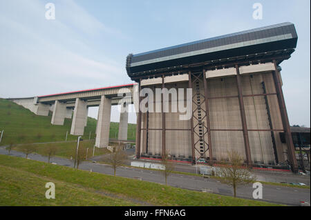 STREPY-THIEU, Belgio - 03 Aprile 2013: Strepy-Thieu boat lift sul Canal du Centre, Belgio Foto Stock