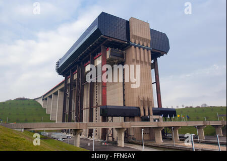 STREPY-THIEU, Belgio - 03 Aprile 2013: Strepy-Thieu boat lift sul Canal du Centre, Belgio Foto Stock