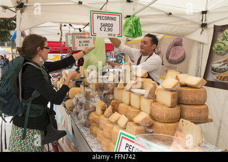 Formaggio stallo nella città vecchia strada del mercato di Ghent, Belgio, Europa Foto Stock