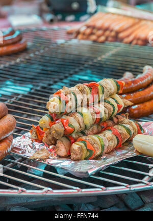 Salsicce e spiedini su display su un grill nel vecchio mercato della città di Gand, Belgio, Europa Foto Stock