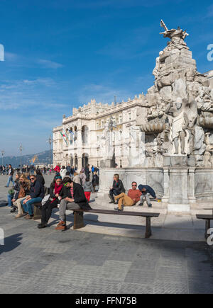 Piazza Piazza Unità d'Italia con i turisti a Trieste, Italia, Europa Foto Stock