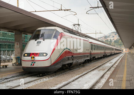 Trenitalia Treno ad alta velocità a Trieste Stazione Centrale di Trieste, Italia, Europa Foto Stock