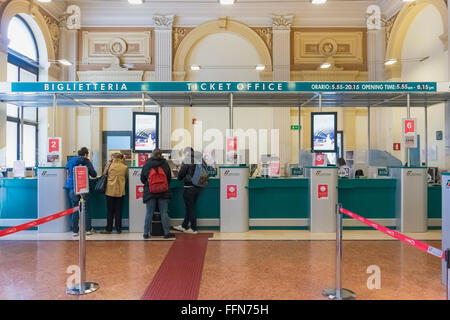 La biglietteria presso la Stazione Ferroviaria di Trieste, Italia, Europa Foto Stock