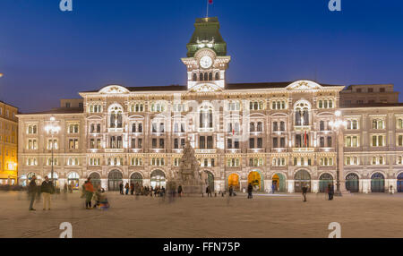 Città di Trieste, Italia - palazzo comunale in testa alla Piazza Unità d'Italia piazza principale nel centro della città di notte con i turisti Foto Stock