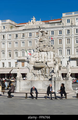Turisti alla fontana di Piazza Unita d'Italia, piazza Trieste, Italia, Europa Foto Stock