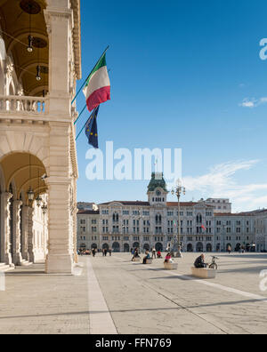 Turisti in Piazza Unità d'Italia, Trieste, Italia, Europa Foto Stock