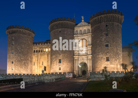 Castel Nuovo, Napoli Italia il nuovo castello spesso chiamato Maschio Angioino a Napoli, Italia, Europa di notte Foto Stock