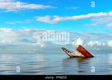 Relitto di nave rusty paesaggio di affondare nel mare di Trinidad e Tobago Foto Stock