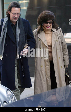 Joan Collins in occasione di una visita ad Harvey Nichols Londra 4 foto (immagine di credito©Jack Ludlam) Foto Stock