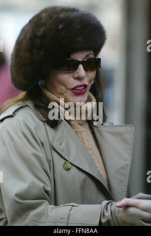 Joan Collins in occasione di una visita ad Harvey Nichols Londra 4 foto (immagine di credito©Jack Ludlam) Foto Stock