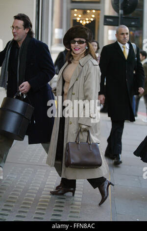 Joan Collins in occasione di una visita ad Harvey Nichols Londra 4 foto (immagine di credito©Jack Ludlam) Foto Stock